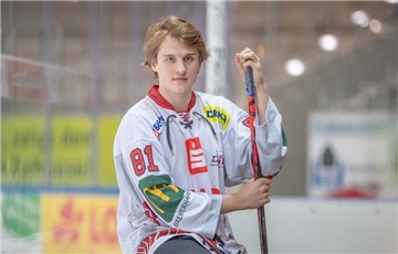 Ein Mann hält einen Eishockeyschläger.