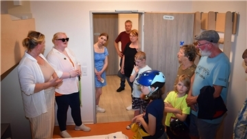 Menschengruppe in Hotelzimmer