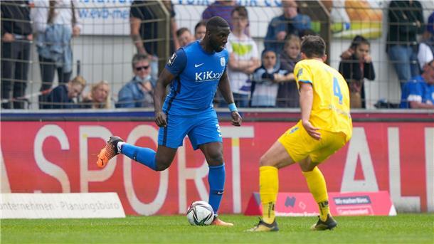 Richard Sukuta-Pasu (l.), hier im Trikot des SV Meppen, war nur wenige Monate bei Hohkeppel.