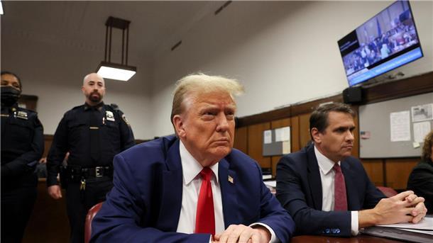 Verunglimpfung von Zeugen: Richter warnt Trump vor Gefängnis Richter Merchan hat eine Strafe von 1000 Dollar gegen den ehemaligen Präsidenten Donald Trump verhängt.