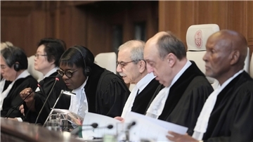 Richter Nawaf Salam (3.v.r.) zu Beginn einer zweitägigen Anhörung vor dem Internationalen Gerichtshof.