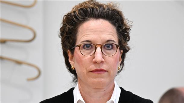 Urteil im Sommermärchen-Prozess: DFB muss zahlen Richterin Eva-Marie Distler hat scharfe Kritik am DFB geübt.