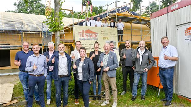 Richtfest-Freuden: Alle Beteiligten freuen sich über den Baufortschritt für die neue Kita am See. 