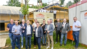 Richtfest-Freuden: Alle Beteiligten freuen sich über den Baufortschritt für die neue Kita am See. 
