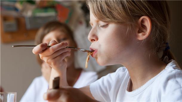 Richtig mit Gabel und Löffel essen: Eltern wünschen sich gute Tischmanieren von ihren Kindern.