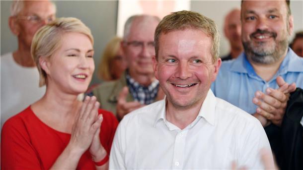 Rico Badenschier freut sich mit Mecklenburg-Vorpommerns Ministerpräsidentin Manuela Schwesig (l) über seinen Sieg bei der Oberbürgermeister-Wahl in Schwerin.