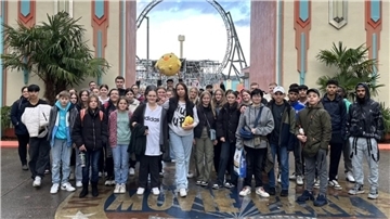 Gruppe des Gemeindejugendrings Wurster Nordseeküste auf Ausflug im Movie Park in Bottrop