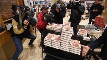 Riesenhype um die druckfrische  Autobiografie von Prinz Harry in der  Buchhandlung Waterstones Piccadilly in London.