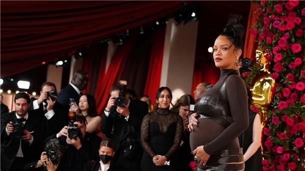 „Im Westen nichts Neues“ gewinnt vier Oscars Rihanna erwartet ihr zweites Kind. Die Sängerin ist für den Song „Lift Me Up“ für einen Oscar nominiert.