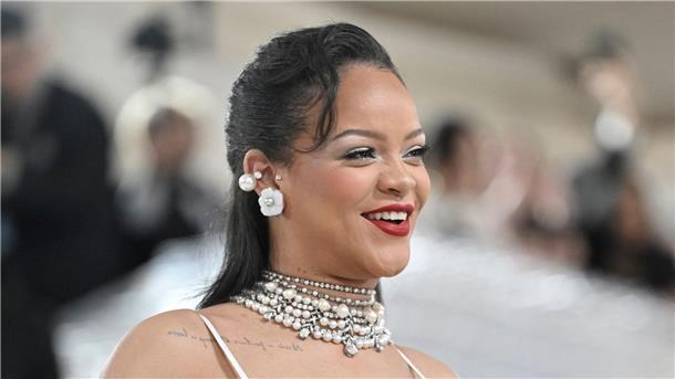 Pop-Superstar Rihanna zeigt sich beim Stillen Rihanna zeigt sich in einem Instagram-Post beim Stillen.