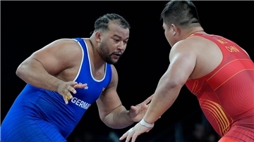 Ringer Jello Krahmer (l.) verlor bei seinem Olympia-Debüt gegen Meng Lingzhe aus China.