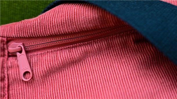 Ripp-Chic für „Drinnies“? Warum es ein Cord-Comeback gibt Ripp-Chic: Eine Tasche aus Cord liegt auf einem Sessel.