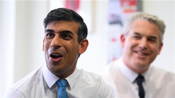 Aufatmen für Sunak - Unterhaus pro Einigung im Brexit-Streit Rishi Sunak dürfte erleichtert sein über die Ergänzung zum sogenannten Nordirland-Protokoll.