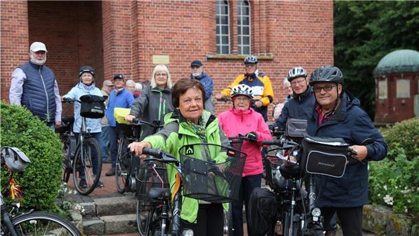 Kirche auf dem Rad: „Überrascht, wie viele dabei sind“ Rita und Nico Bullwinkel (vorne) brechen am Sonntagmorgen von Beverstedt aus auf.