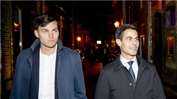 Niederlande bekommen wohl einen First Gentleman Rob Jetten (r), Vorsitzender der Partei D66, trat am Wahlabend mit seinem Verlobten Nicolás Keenan auf.