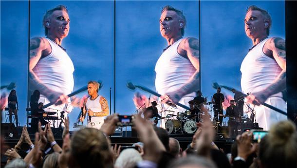 Robbie Williams zeigte sich auf der Trabrennbahn in Hamburg beim ersten von zwei Konzerten fit wie schon lange nicht mehr.