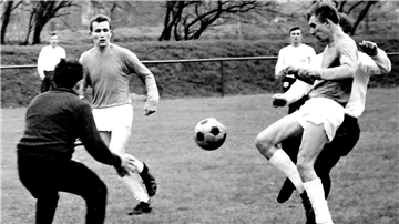 Szene aus einem Fußballspiel in den 1960ern.