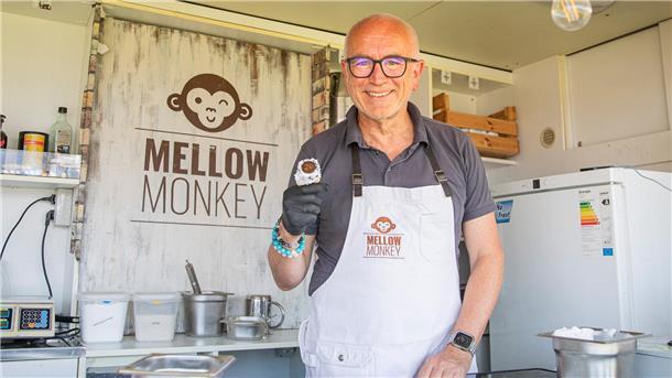 Sich einmal um die Welt essen: Streetfood-Festival lockt bei der Sail Robert Ackermann von „Mellow Monkey“ serviert seine süße Leckerei mit einem Lächeln.