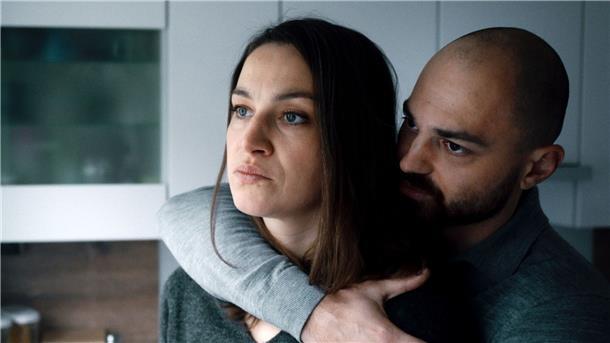 Ein einziger Moment ändert alles: ARD-Drama „Kalt“ Robert (Bozidar Kocevsk) versucht seiner Frau Kathleen (Franziska Hartmann) Trost zu spenden: