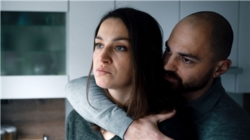 Robert (Bozidar Kocevsk) versucht seiner Frau Kathleen (Franziska Hartmann) Trost zu spenden: