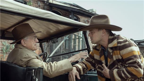 Robert De Niro (l) und Leonardo DiCaprio  in einer Szene aus „Killers Of The Flower Moon“.