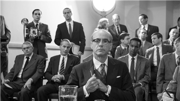 Robert Downey Jr (m.) als Lewis Strauss in einer Szene des Films „Oppenheimer“.