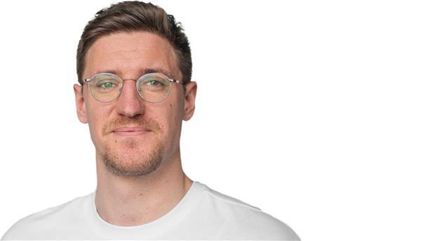 Arroganz-Anfall bei den Elmloher Reitertagen Mann in weißem T-Shirt mit Brille