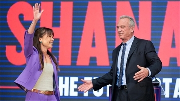 Robert F. Kennedy Jr. stellt in Oakland seine Vizepräsidentschaftskandidatin Nicole Shanahan vor.