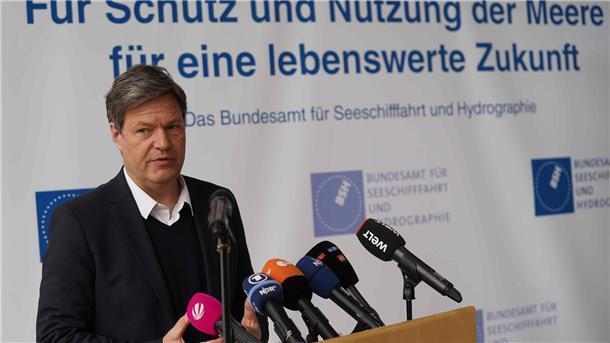 Robert Habeck (Bündnis 90/Die Grünen), Bundesminister für Wirtschaft, spricht ins Mikrofon.