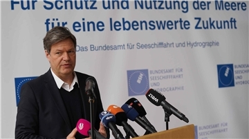 Robert Habeck (Bündnis 90/Die Grünen), Bundesminister für Wirtschaft, spricht ins Mikrofon.