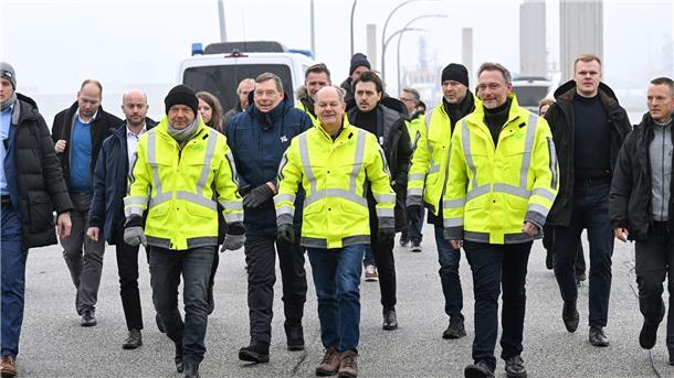 Neues „Deutschland-Tempo“: Erstes LNG-Terminal eröffnet Robert Habeck, Olaf Scholz und Christian Lindner bei der Ankunft auf einem Pier.