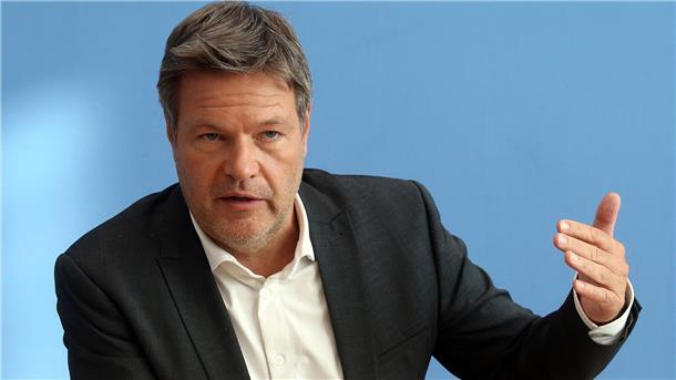Robert Habeck spricht bei der Vorstellung der Herbstprojektion der Konjunkturprognose von „ernsten Zeiten“.