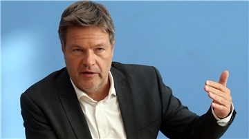 Robert Habeck spricht bei der Vorstellung der Herbstprojektion der Konjunkturprognose von „ernsten Zeiten“.