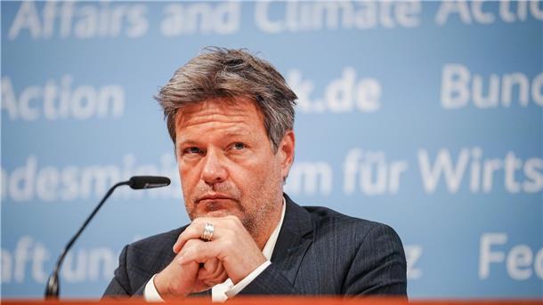OECD fordert von Ampel mehr Anstrengungen bei Klimazielen Robert Habeck stellt den OECD-Wirtschaftsbericht und OECD-Umweltprüfbericht im Bundeswirschaftsminsterium vor.