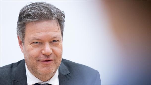Ein Mann lächelt