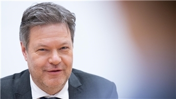 Ein Mann lächelt