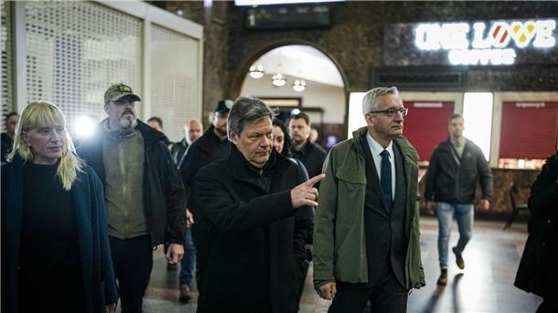 Habeck besucht die Ukraine: „Kampf um Freiheit“ Robert Habeck zusammen mit dem deutschen Botschafter Martin Jäger bei seiner Ankunft in Kiew.
