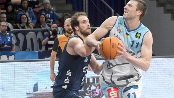 Robert Oehle (rechts) zeigte bei der Eisbären-Niederlage gegen Dresden ein gutes Comeback.