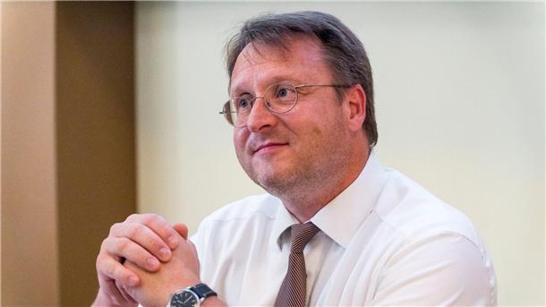 Robert Sesselmann (AfD) vor der Kreistagssitzung in Sonneberg.