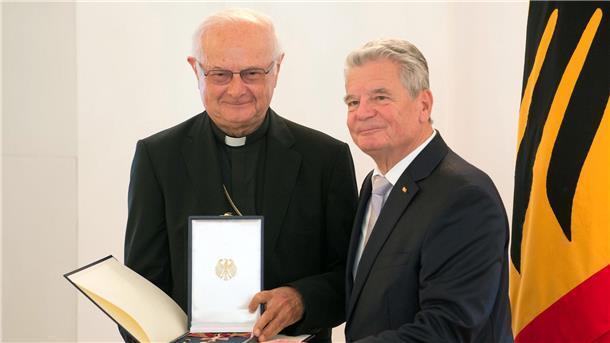 Alt-Erzbischof Zollitsch gibt Bundesverdienstkreuz zurück Robert Zollitsch (l) war im Jahr 2014 von Bundespräsident Joachim Gauck mit dem Bundesverdienstkreuz ausgezeichnet worden.