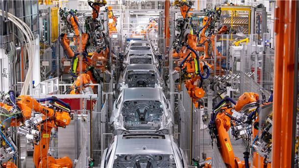 Rekord-Investitionen belasten BMW-Gewinn Roboter arbeiten an der Karosserie von verschiedenen BMW-Modellen im BMW-Stammwerk.