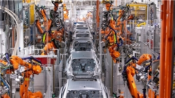 Roboter arbeiten an der Karosserie von verschiedenen BMW-Modellen im BMW-Stammwerk.