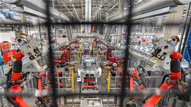 Ein Jahr Tesla-Werk in Deutschland  Roboter verschweißen die Karosserie eines Elektrofahrzeuges vom Typ Model Y.