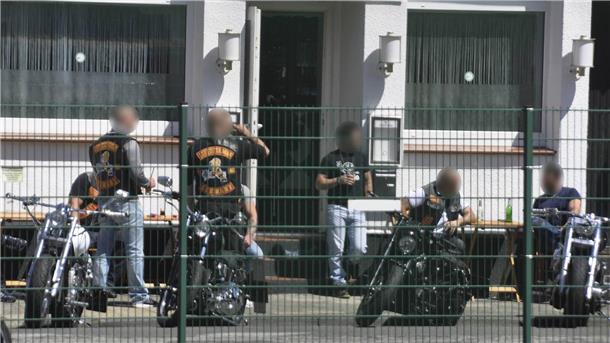 Rocker vor einem Clubhaus