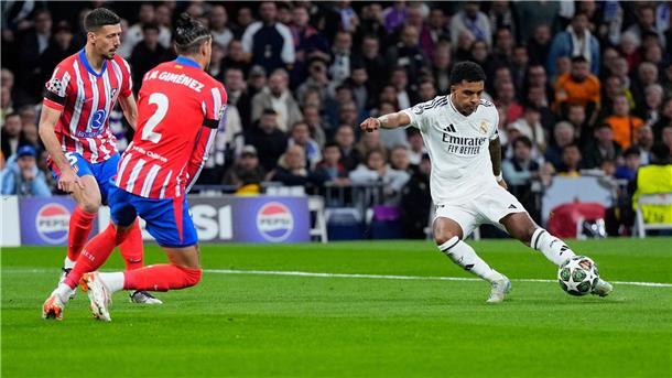 Rodrygo (r) von Real Madrid trifft zum 1:0.
