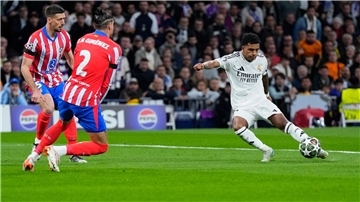 Rodrygo (r) von Real Madrid trifft zum 1:0.