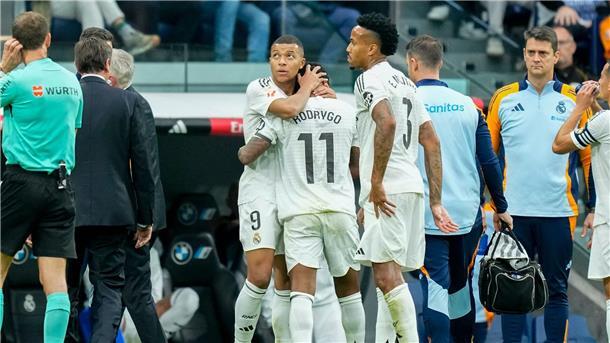 Schwere Verletzung von Militão überschattet Real-Sieg Rodrygo wird nach seiner verletzungsbedingten Auswechslung getröstet.