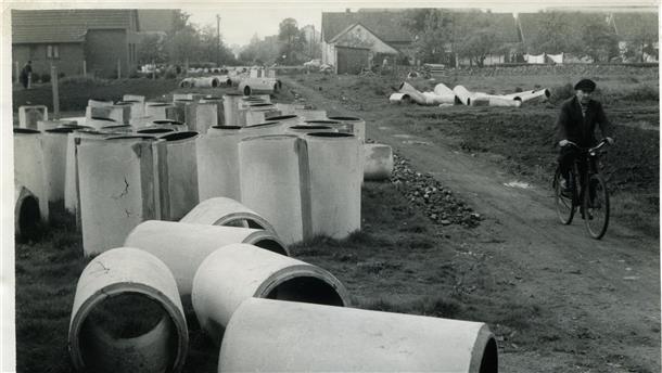 Röhrenteile für die Kanalisation im neu erschlossenen Baugebiet.