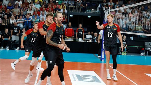 Volleyball-WM: „Opa“ und „kleiner Bruder“ wollen Medaille Röhrs (l.) und Grozer (M.) verstehen sich auf und neben dem Feld.