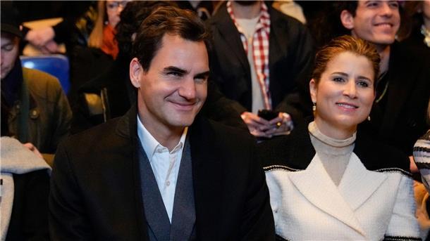 Roger Federer (l) und seine Ehefrau Mirka Federer bei der Chanel-Schau in Paris.